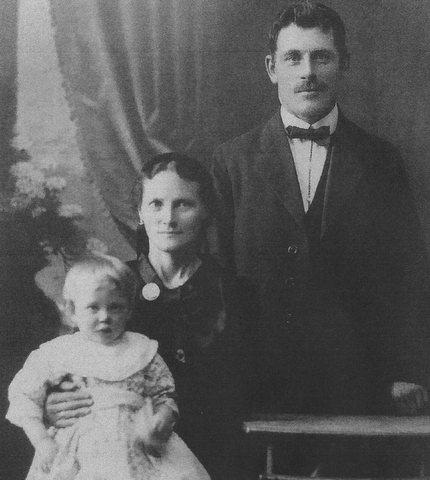 Mynd:Magnea Þórarinsdóttir og foreldra hennar.jpg