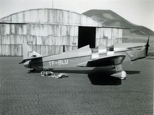 Einka-og kennsluflugvél Miles Hawk Trainer framan við flugskýlið árið 1947.