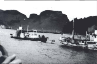 Mynd:Helgi Helgason dregur grafskipið af stað áleiðis í Rif í Breiðafirði vorið 1959. Kristinn Sigurðsson tók myndina.png