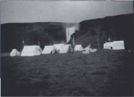 Tjaldbúðin við Skógafoss í sumarferð starfsmanna Einars Sigurðssonar 1940.png