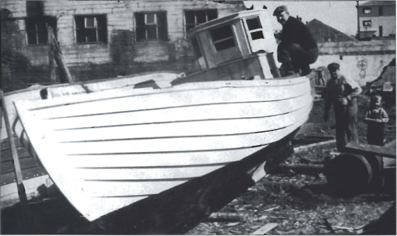 Mynd:Albert VE 337. Smíðaður í Svíþjóð 1956. Einar er við sýrishúsið, Hilmar Jónasson frá Grundarbrekku fyrir neðan og ókunnugur drengur.png