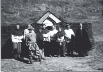 Mynd:Áhöfnin framan við Eiríksstaðabæ í Haukadal. Talið f.v. Pálmi, Herjólfur, Hörður, Höddi, Jóel, Gunnar, Elli, Stefán Geir og Ellen.png