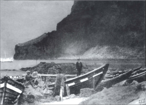 MyndDrengirnir tveir til vinstri eru brœðurnir Sigfús og Guðni Johnsen