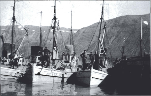 Mynd:Á síld fyrir norðan í gamla daga. Frá vinstri. Óðinn VE 317, Ófeigur VE 324 og Frigg VE 316.png