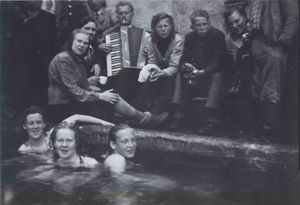 Í Seljavallalaug SDBL. 1987.jpg