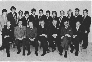 Nemendur og kennarar í II. bekk Vélskóla Íslands í Vestmannaeyjum.png