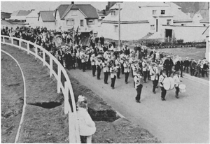 Skrúðganga til kirkju á Sjómannadaginn 1969.png