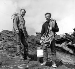 Tekin í maí 1970 í Hellisey í Vestmannaeyjum. Páll Steingrímsson og Torfi Haraldsson.