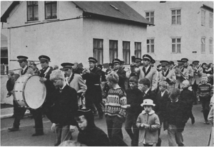 Lúðrasveit Vestmannaeyja í broddi fylkingar í skrúðgöngu.png