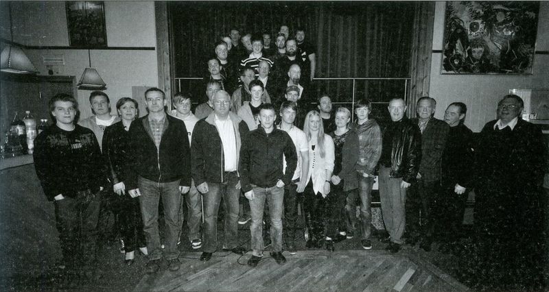 Mynd:Útskriftarhópurinn ásamt kennurum Sdbl. 2010.jpg