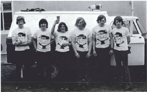 Steinaldarmenn. Hinir knáu ræðarar í sveitinni talið frá vinstri.png