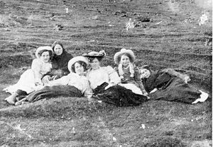 Blómarósir í Herjólfsdal.jpg