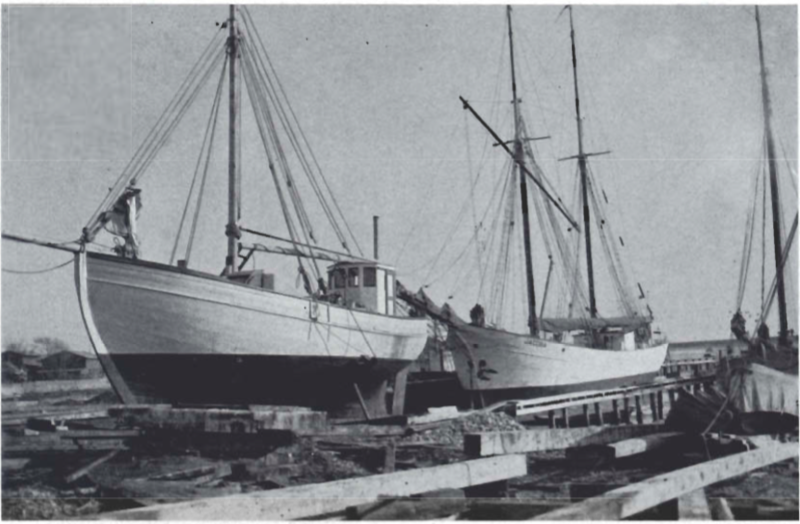 Mynd:Dráttarbrautin í Frederikssund.- Báturinn er óþekktur, en með þessu byggingarlagi voru vélbátarnir, sem komu.png