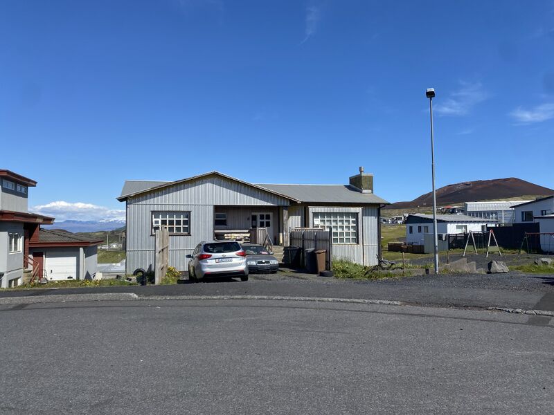 Mynd:Brattagata 11 sumarið 2024.jpg