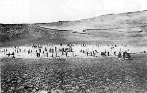 Vestmannaeyingar njóta sólar.jpg