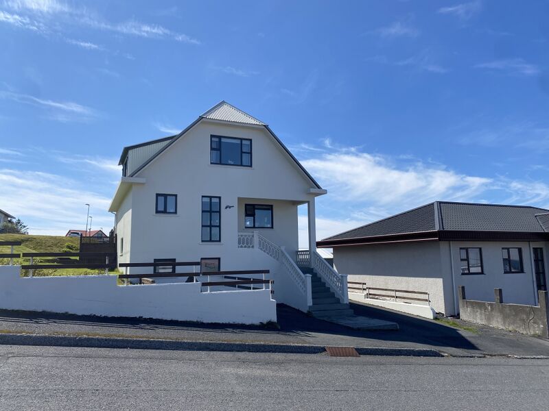 Mynd:Brattagata 4 og 2.jpg