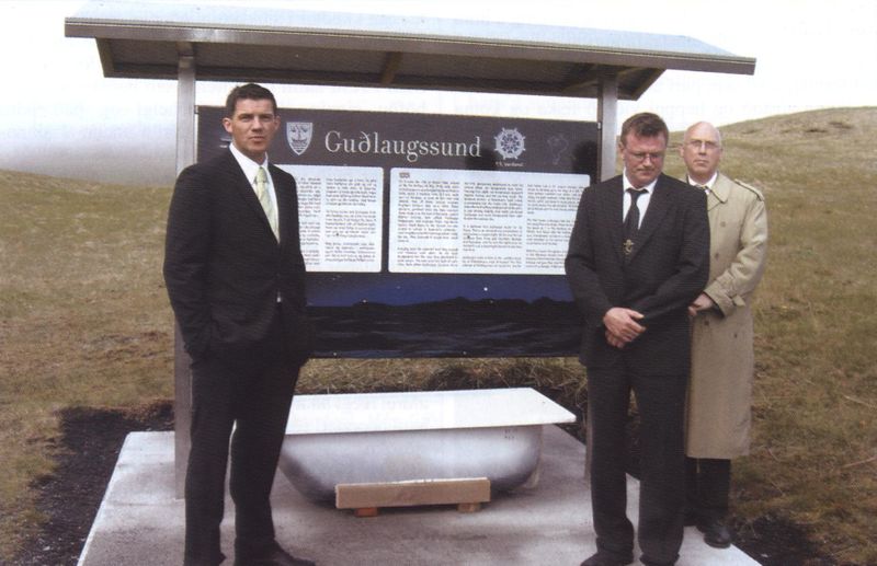 Mynd:Frá afhendingu minnismerkis um Guðlaugssundið 1984 Sdbl. 2007.jpg
