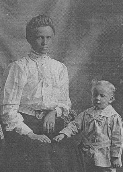 Mynd:Guðný Jónatansdóttir og barn..jpg