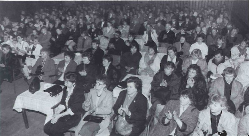 Mynd:Fiskvinnslufólk útskrifast SDBL. 1987.jpg