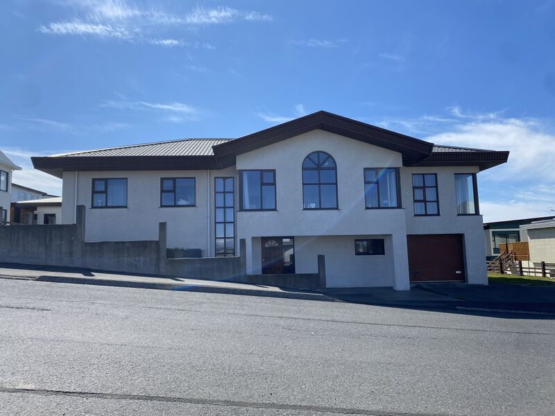 Mynd:Brattagata 2 sumarið 2024.jpg