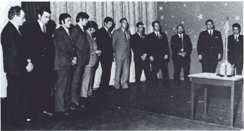 Mynd:Skipshöfn Ísleifs VE 63 heiðruð á sjómannadaginn 1972. F.v.- Páll Bergsson, Valur Oddsson, Sigurjón Pálsson.png