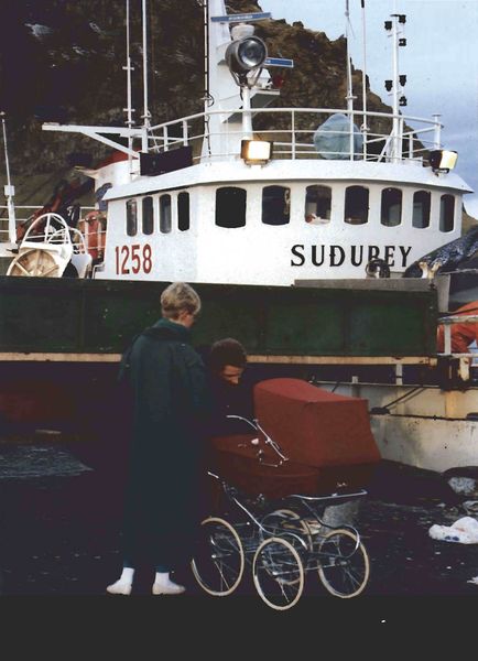 Mynd:Sjómaður og unnusta mb. Suðurey SDBL. 1987.jpg