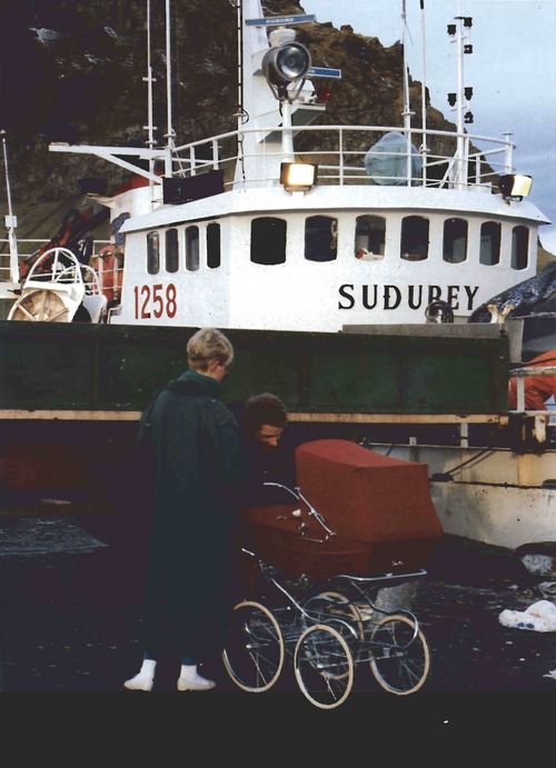 Sjómaður og unnusta mb. Suðurey SDBL. 1987.jpg