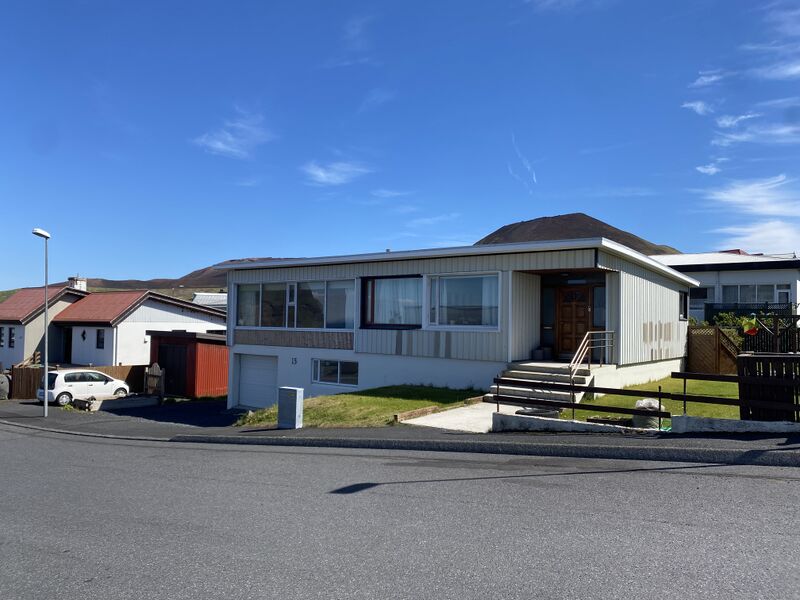 Mynd:Brattagata 15 sumarið 2024.jpg