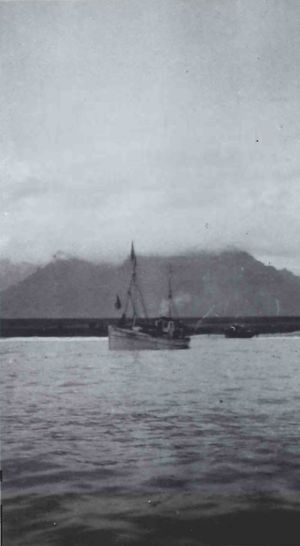 Annar mótorbáturinn úti fyrir lendingunni SDBL. 1987.jpg