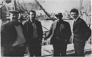 Kátir karlar á bryggjunni.png