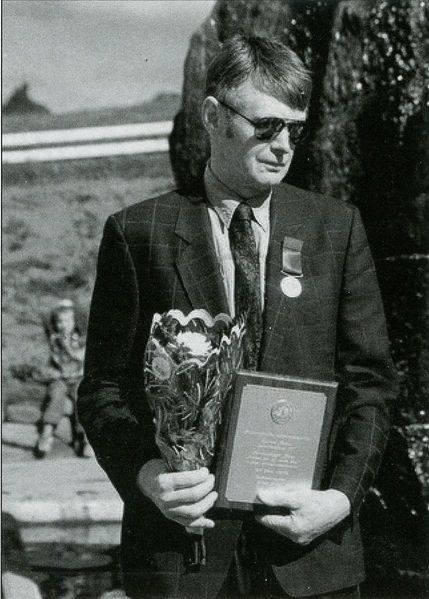 Mynd:Heiðraður á sjómannadaginn 2003 Sdbl. 2010.jpg