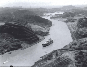 Skip á siglingu í Panamaskurði.png