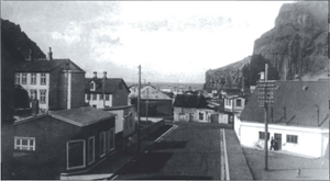 Neðsti hluti Kirkjuvegar. Myndin tekin um 1940 frá húsinu Gimli.png