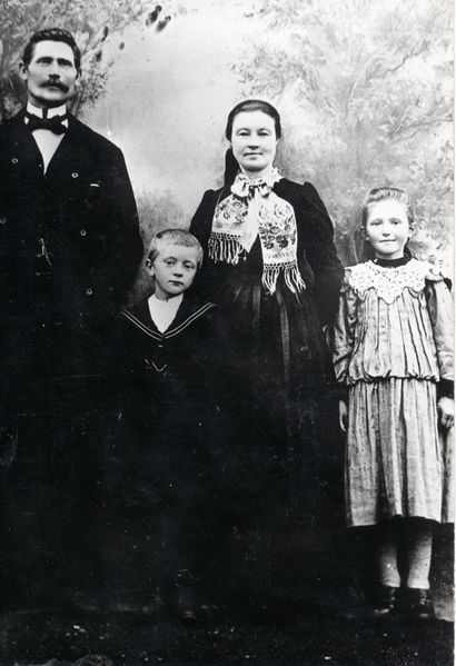 Mynd:Ingvar Árnason, kona hans Gróa og fósturbörn.jpg
