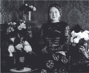 Fimmtug 1958. Myndin er tekin heima í stofu á Helgafellsbraut.png