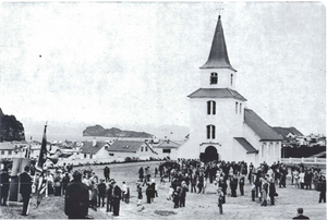 Minningarathöfn við minnisvarðann á lóð Landakirkju á sjómannadaginn 1972.png